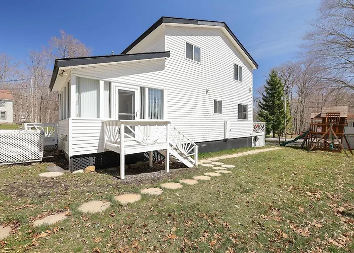 Cozy Poconos Mountain House With 3 Bedrooms