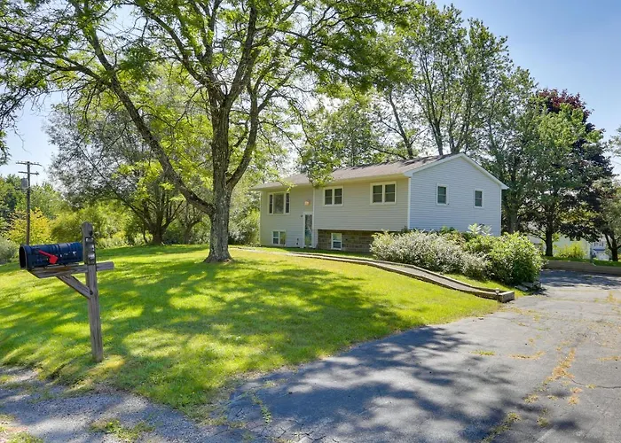 Kiamesha Lake Home W/ Deck: 4 Mi To Resorts World!