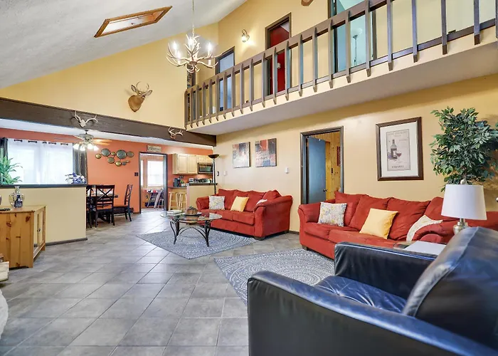 Chalet Renovated Near Casino, Camelback , Kalahari 4Bdrms Firepit Hot Tub Game Room