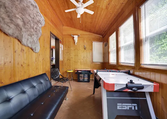 Chalet Renovated Near Casino, Camelback , Kalahari 4Bdrms Firepit Hot Tub Game Room